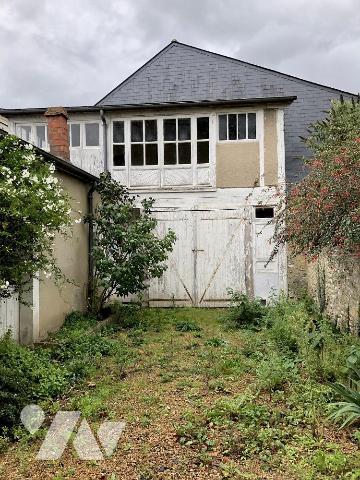 LA FLECHE : MAISON DE VILLE avec cour et garage - VS 1791