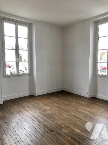 LA FLECHE : MAISON DE VILLE avec cour et garage - VS 1791