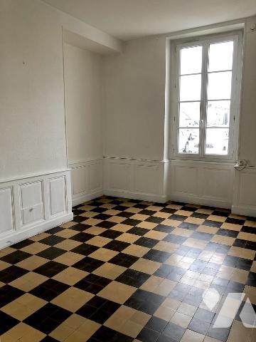 LA FLECHE : MAISON DE VILLE avec cour et garage - VS 1791