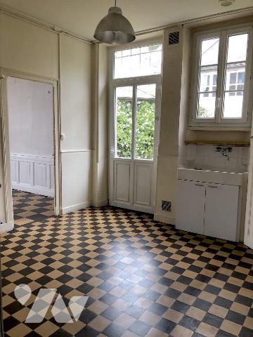 LA FLECHE : MAISON DE VILLE avec cour et garage - VS 1791