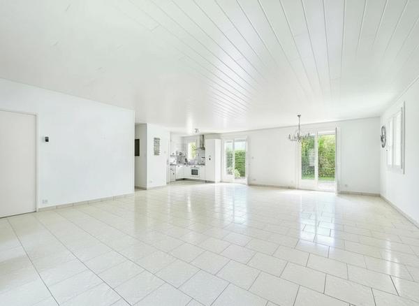 Belle pièce de vie lumineuse doté d'un poêle, 3 chambres.