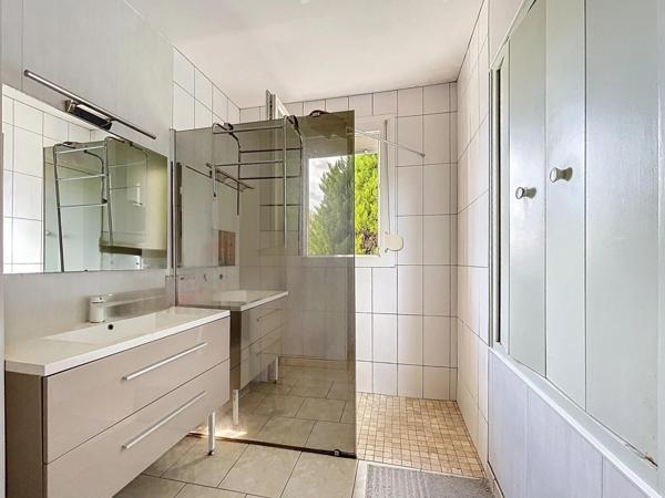 Belle pièce de vie lumineuse doté d'un poêle, 3 chambres.