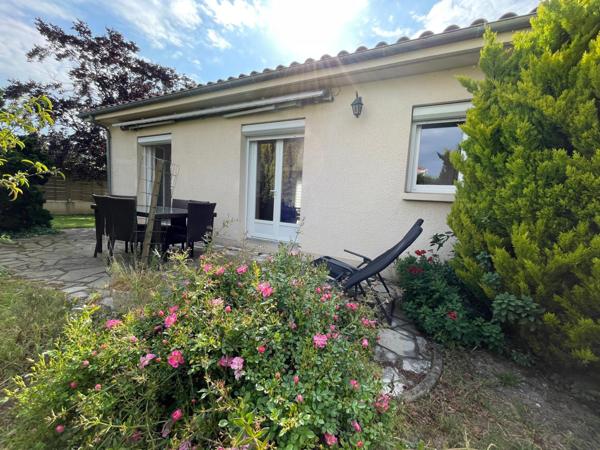 Belle pièce de vie lumineuse doté d'un poêle, 3 chambres.