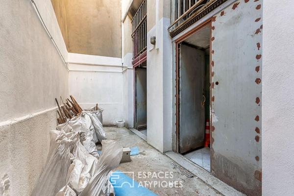 Loft en plateau à rénover avec cour privative