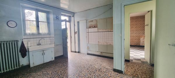 Maison à vendre à fort potentiel situé sur la commune d'Etampes, quartier Saint Pierre, avec dépendances.