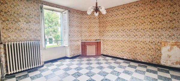 Maison à vendre à fort potentiel situé sur la commune d'Etampes, quartier Saint Pierre, avec dépendances.