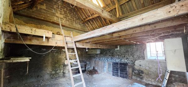 Maison à vendre à fort potentiel situé sur la commune d'Etampes, quartier Saint Pierre, avec dépendances.