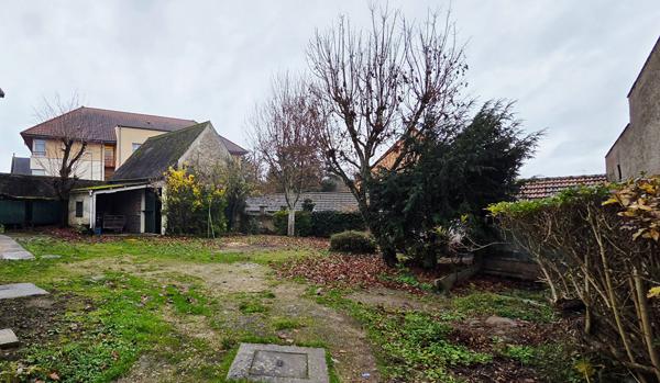 Maison à vendre à fort potentiel situé sur la commune d'Etampes, quartier Saint Pierre, avec dépendances.