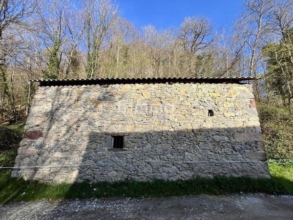 Terrain avec bois et grange, un cadre naturel et agréable