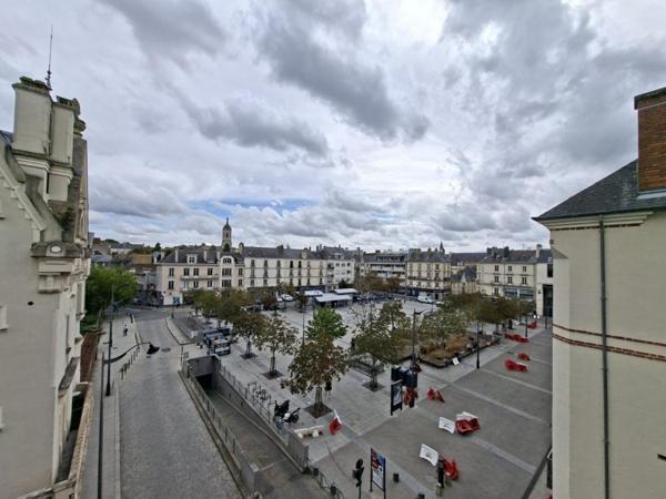 Appartement T6 à louer - 223 m² (réf : 572471)