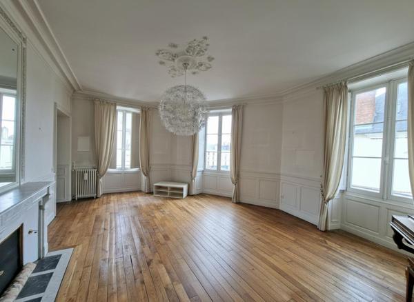 Appartement T6 à louer - 223 m² (réf : 572471)