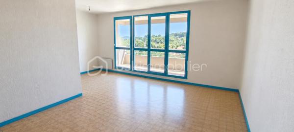 Dans le très recherché quartier de Balaguier, découvrez ce bel appartement traversant, situé au sein d'une résidence sécurisée, offrant un cadre de vie paisible à seulement quelques minutes de la corniche de Tamaris.

Vous serez immédiatement séduit par son séjour avec cuisine ouverte de près de 30 m², baigné de lumière grâce à son exposition. Cet espace de vie s'ouvre sur une agréable terrasse de 11 m² exposée plein sud, idéale pour profiter des beaux jours, avec une vue dégagée et un agréable aperçu sur la mer.

L'appartement bénéficie d'un environnement parfaitement au calme, tout en restant proche de toutes les commodités. Les commerces de proximité sont accessibles à pied, une école primaire se trouve à quelques pas de la résidence, et la corniche de Tamaris ainsi que le bord de mer sont rapidement accessibles pour vos promenades ou vos activités de loisirs.

Côté pratique, vous profiterez également d'une place de stationnement privative et sécurisée, un véritable atout dans ce secteur recherché.

Les atouts du bien :

T3 traversant de 66 m²
Résidence sécurisée
Séjour avec cuisine ouverte de près de 30 m²
Terrasse plein sud de 11 m²
Vue dégagée avec aperçu mer
Environnement très calme
Place de parking sécurisée
Commerces et école accessibles à pied
Corniche de Tamaris et littoral à quelques minutes

Un appartement idéal pour une résidence principale, un pied-à-terre ou un investissement patrimonial, dans l'un des quartiers les plus appréciés de La Seyne-sur-Mer.