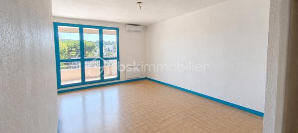 Dans le très recherché quartier de Balaguier, découvrez ce bel appartement traversant, situé au sein d'une résidence sécurisée, offrant un cadre de vie paisible à seulement quelques minutes de la corniche de Tamaris.

Vous serez immédiatement séduit par son séjour avec cuisine ouverte de près de 30 m², baigné de lumière grâce à son exposition. Cet espace de vie s'ouvre sur une agréable terrasse de 11 m² exposée plein sud, idéale pour profiter des beaux jours, avec une vue dégagée et un agréable aperçu sur la mer.

L'appartement bénéficie d'un environnement parfaitement au calme, tout en restant proche de toutes les commodités. Les commerces de proximité sont accessibles à pied, une école primaire se trouve à quelques pas de la résidence, et la corniche de Tamaris ainsi que le bord de mer sont rapidement accessibles pour vos promenades ou vos activités de loisirs.

Côté pratique, vous profiterez également d'une place de stationnement privative et sécurisée, un véritable atout dans ce secteur recherché.

Les atouts du bien :

T3 traversant de 66 m²
Résidence sécurisée
Séjour avec cuisine ouverte de près de 30 m²
Terrasse plein sud de 11 m²
Vue dégagée avec aperçu mer
Environnement très calme
Place de parking sécurisée
Commerces et école accessibles à pied
Corniche de Tamaris et littoral à quelques minutes

Un appartement idéal pour une résidence principale, un pied-à-terre ou un investissement patrimonial, dans l'un des quartiers les plus appréciés de La Seyne-sur-Mer.