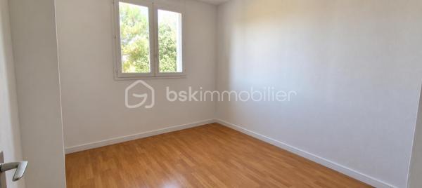 Dans le très recherché quartier de Balaguier, découvrez ce bel appartement traversant, situé au sein d'une résidence sécurisée, offrant un cadre de vie paisible à seulement quelques minutes de la corniche de Tamaris.

Vous serez immédiatement séduit par son séjour avec cuisine ouverte de près de 30 m², baigné de lumière grâce à son exposition. Cet espace de vie s'ouvre sur une agréable terrasse de 11 m² exposée plein sud, idéale pour profiter des beaux jours, avec une vue dégagée et un agréable aperçu sur la mer.

L'appartement bénéficie d'un environnement parfaitement au calme, tout en restant proche de toutes les commodités. Les commerces de proximité sont accessibles à pied, une école primaire se trouve à quelques pas de la résidence, et la corniche de Tamaris ainsi que le bord de mer sont rapidement accessibles pour vos promenades ou vos activités de loisirs.

Côté pratique, vous profiterez également d'une place de stationnement privative et sécurisée, un véritable atout dans ce secteur recherché.

Les atouts du bien :

T3 traversant de 66 m²
Résidence sécurisée
Séjour avec cuisine ouverte de près de 30 m²
Terrasse plein sud de 11 m²
Vue dégagée avec aperçu mer
Environnement très calme
Place de parking sécurisée
Commerces et école accessibles à pied
Corniche de Tamaris et littoral à quelques minutes

Un appartement idéal pour une résidence principale, un pied-à-terre ou un investissement patrimonial, dans l'un des quartiers les plus appréciés de La Seyne-sur-Mer.