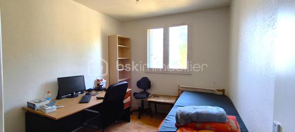 Dans le très recherché quartier de Balaguier, découvrez ce bel appartement traversant, situé au sein d'une résidence sécurisée, offrant un cadre de vie paisible à seulement quelques minutes de la corniche de Tamaris.

Vous serez immédiatement séduit par son séjour avec cuisine ouverte de près de 30 m², baigné de lumière grâce à son exposition. Cet espace de vie s'ouvre sur une agréable terrasse de 11 m² exposée plein sud, idéale pour profiter des beaux jours, avec une vue dégagée et un agréable aperçu sur la mer.

L'appartement bénéficie d'un environnement parfaitement au calme, tout en restant proche de toutes les commodités. Les commerces de proximité sont accessibles à pied, une école primaire se trouve à quelques pas de la résidence, et la corniche de Tamaris ainsi que le bord de mer sont rapidement accessibles pour vos promenades ou vos activités de loisirs.

Côté pratique, vous profiterez également d'une place de stationnement privative et sécurisée, un véritable atout dans ce secteur recherché.

Les atouts du bien :

T3 traversant de 66 m²
Résidence sécurisée
Séjour avec cuisine ouverte de près de 30 m²
Terrasse plein sud de 11 m²
Vue dégagée avec aperçu mer
Environnement très calme
Place de parking sécurisée
Commerces et école accessibles à pied
Corniche de Tamaris et littoral à quelques minutes

Un appartement idéal pour une résidence principale, un pied-à-terre ou un investissement patrimonial, dans l'un des quartiers les plus appréciés de La Seyne-sur-Mer.