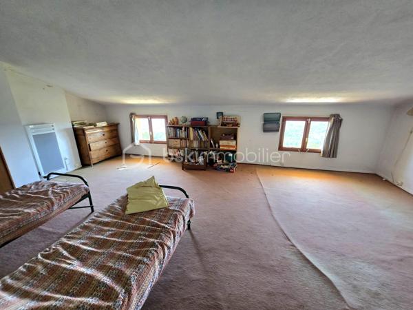 Il est des propriétés qui séduisent dès les premiers instants. Non pas pour leur décoration, mais pour ce qu'elles offrent de plus précieux : un emplacement exceptionnel, une vue dont on ne se lasse jamais et un potentiel rare.

Nichée dans l'un des secteurs les plus prisés de Saint-Jeannet, à quelques minutes seulement du village et de ses commodités, cette villa individuelle bénéficie d'un environnement privilégié où règnent calme absolu, lumière et nature.

Orientée plein sud, elle profite d'une vue panoramique spectaculaire sur la Méditerranée, s'étendant de Nice jusqu'au massif de l'Estérel. Depuis la vaste terrasse d'environ 40 m², chaque lever et coucher de soleil, chaque repas en famille ou entre amis deviennent un moment privilégié face à l'un des plus beaux panoramas de la Côte d'Azur.

Implantée sur un magnifique terrain en restanques de 3 082 m², sans aucun vis-à-vis et piscinable, cette propriété développe 187 m² habitables pour près de 327 m² de surface au sol, offrant de nombreuses possibilités d'évolution.

L'habitation principale s'organise autour d'un hall d'entrée desservant un lumineux séjour avec cheminée, largement ouvert sur la terrasse et la vue mer, une spacieuse cuisine indépendante, un cellier ainsi que trois belles chambres de plain-pied dont une avec terrasse et vue mer, une salle de bain, une salle d'eau, chacune avec WC, placard, l'ensemble permettant une vie quotidienne particulièrement confortable.

À l'étage, les espaces sous toiture constituent un véritable atout. Une impressionnante pièce d'environ 63 m² au sol, une seconde d'environ 21 m², ainsi que d'autres volumes déjà aménagés offrent un potentiel remarquable pour créer une suite parentale de prestige, un dressing, un bureau, une salle de cinéma, un atelier d'artiste, une salle de jeux ou plusieurs chambres supplémentaires.

Au rez de jardin, un appartement indépendant d'environ 46 m², disposant de sa propre terrasse, permettra d'accueillir famille et amis en toute indépendance, d'exercer une activité professionnelle ou de développer un revenu locatif. Le garage d'environ 30 m² peut également être transformé afin de créer un vaste deux-pièces selon vos besoins.

Construite en 1989 avec des matériaux de qualité et une conception particulièrement soignée, cette villa témoigne d'une construction solide et durable. Si des travaux de modernisation et d'aménagement extérieur sont à prévoir, ils offriront l'opportunité de révéler tout le potentiel de cette propriété et de créer une résidence d'exception, parfaitement adaptée aux attentes actuelles, dans un environnement où l'emplacement et la vue constituent une valeur rare. 

Que vous recherchiez une résidence principale familiale, une élégante maison de vacances sur la Côte d'Azur ou un investissement patrimonial à forte valeur ajoutée, cette propriété réunit les critères les plus recherchés : calme, vue, luminosité, espace, indépendance et proximité des commodités.

Les projections d'aménagement présentées dans certaines photographies ont été réalisées à l'aide de l'intelligence artificielle afin d'illustrer le potentiel de modernisation de la propriété. Elles sont proposées à titre d'inspiration et ne sont pas contractuelles.

Les propriétés réunissant une telle vue mer, un environnement aussi paisible et un potentiel d'évolution aussi important sont particulièrement rares à Saint-Jeannet. Une visite vous permettra d'en apprécier pleinement le charme et les nombreuses possibilités.

Contactez-moi dès aujourd'hui pour organiser une visite privée.