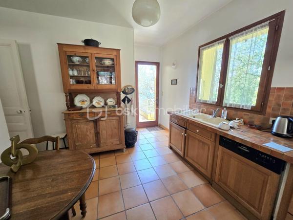 Il est des propriétés qui séduisent dès les premiers instants. Non pas pour leur décoration, mais pour ce qu'elles offrent de plus précieux : un emplacement exceptionnel, une vue dont on ne se lasse jamais et un potentiel rare.

Nichée dans l'un des secteurs les plus prisés de Saint-Jeannet, à quelques minutes seulement du village et de ses commodités, cette villa individuelle bénéficie d'un environnement privilégié où règnent calme absolu, lumière et nature.

Orientée plein sud, elle profite d'une vue panoramique spectaculaire sur la Méditerranée, s'étendant de Nice jusqu'au massif de l'Estérel. Depuis la vaste terrasse d'environ 40 m², chaque lever et coucher de soleil, chaque repas en famille ou entre amis deviennent un moment privilégié face à l'un des plus beaux panoramas de la Côte d'Azur.

Implantée sur un magnifique terrain en restanques de 3 082 m², sans aucun vis-à-vis et piscinable, cette propriété développe 187 m² habitables pour près de 327 m² de surface au sol, offrant de nombreuses possibilités d'évolution.

L'habitation principale s'organise autour d'un hall d'entrée desservant un lumineux séjour avec cheminée, largement ouvert sur la terrasse et la vue mer, une spacieuse cuisine indépendante, un cellier ainsi que trois belles chambres de plain-pied dont une avec terrasse et vue mer, une salle de bain, une salle d'eau, chacune avec WC, placard, l'ensemble permettant une vie quotidienne particulièrement confortable.

À l'étage, les espaces sous toiture constituent un véritable atout. Une impressionnante pièce d'environ 63 m² au sol, une seconde d'environ 21 m², ainsi que d'autres volumes déjà aménagés offrent un potentiel remarquable pour créer une suite parentale de prestige, un dressing, un bureau, une salle de cinéma, un atelier d'artiste, une salle de jeux ou plusieurs chambres supplémentaires.

Au rez de jardin, un appartement indépendant d'environ 46 m², disposant de sa propre terrasse, permettra d'accueillir famille et amis en toute indépendance, d'exercer une activité professionnelle ou de développer un revenu locatif. Le garage d'environ 30 m² peut également être transformé afin de créer un vaste deux-pièces selon vos besoins.

Construite en 1989 avec des matériaux de qualité et une conception particulièrement soignée, cette villa témoigne d'une construction solide et durable. Si des travaux de modernisation et d'aménagement extérieur sont à prévoir, ils offriront l'opportunité de révéler tout le potentiel de cette propriété et de créer une résidence d'exception, parfaitement adaptée aux attentes actuelles, dans un environnement où l'emplacement et la vue constituent une valeur rare. 

Que vous recherchiez une résidence principale familiale, une élégante maison de vacances sur la Côte d'Azur ou un investissement patrimonial à forte valeur ajoutée, cette propriété réunit les critères les plus recherchés : calme, vue, luminosité, espace, indépendance et proximité des commodités.

Les projections d'aménagement présentées dans certaines photographies ont été réalisées à l'aide de l'intelligence artificielle afin d'illustrer le potentiel de modernisation de la propriété. Elles sont proposées à titre d'inspiration et ne sont pas contractuelles.

Les propriétés réunissant une telle vue mer, un environnement aussi paisible et un potentiel d'évolution aussi important sont particulièrement rares à Saint-Jeannet. Une visite vous permettra d'en apprécier pleinement le charme et les nombreuses possibilités.

Contactez-moi dès aujourd'hui pour organiser une visite privée.