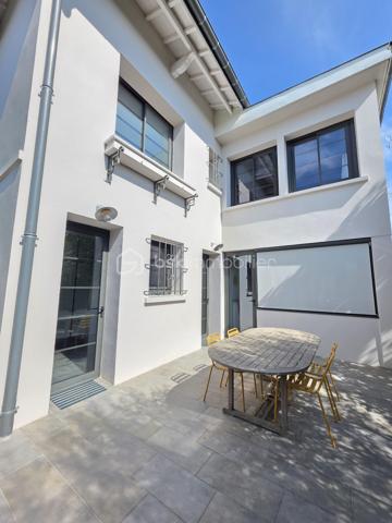 AGEN – Maison de caractère rénovée avec jardin, terrasse, balcon,5 chambres.

À Agen, découvrez cette élégante maison de ville entièrement rénovée, offrant un cadre de vie à la fois chaleureux, fonctionnel et empreint de caractère.

Édifiée sur une parcelle de 278 m², cette maison développe ses espaces sur trois niveaux et bénéficie d’une rénovation réalisée avec goût, à partir de matériaux et de prestations de qualité. 
Aucun travaux n’est à prévoir : vous n’avez plus qu’à poser vos valises.

Dès l’entrée, vous serez séduit par une belle pièce à vivre, lumineuse et conviviale, prolongée par un bureau  pouvant faire office de chambre ainsi qu’une cuisine BIASOTTO semi-ouverte, offrant une circulation agréable entre les différents espaces.
Une buanderie et un WC indépendant avec lave-mains viennent également parfaire l’organisation de la maison.

L’ensemble s’ouvre sur une terrasse et un jardin orientés sud ouest, véritable prolongements de la maison et particulièrement appréciables.

Le premier étage accueille l’espace nuit avec un dégagement desservant une  suite parentale spacieuse, composée d’une chambre, un dressing, une salle d’eau et un WC indépendant. 
2 autres chambres ainsi qu’une salle de bains avec WC  + un espace placards complètent ce niveau.

Au dernier étage, les combles aménagés offrent un espace supplémentaire particulièrement polyvalent : bureau, chambre d’appoint, espace télétravail, salle de jeux ou espace détente, à chacun de lui donner sa fonction.

La maison séduit également par ses menuiseries en aluminium, originales et soigneusement choisies, qui apportent une véritable signature architecturale au bien tout en participant à son charme et à sa luminosité.

Les atouts :
- Maison entièrement rénovée avec goût
- Matériaux et prestations de qualité
- Aucun travaux à prévoir
- 3 niveaux 
- 1 suite parentale avec s d'eau,dressing, wc indépendant, 
- 1 chambre d'appoint dans les combles aménagés
- 2 chambres avec s de bain attenante
- Bureau ou 5 ème chambre en RDC
- Cuisine semi-ouverte
- Terrasse et jardin
- Menuiseries aluminium sur mesure, au design original pour un apport de lumière optimal
-volets motorisés solaires sur les velux
- Chauffage et eau chaude au gaz de ville 
+ convecteur electrique inertie sèche ds les combles.
- Assainissement collectif : tout-à-l’égout
- Parcelle de 278 m²
- Portail motorisé avec visiophone
-Climatisation possible grâce à 2 fourreaux en attente.
-Fibre présente
-Arrosage automatique 

TAXE FONCIERE 1822 €
Une maison rare sur Agen, qui conjugue le charme d’une maison de caractère, la qualité d’une rénovation soignée et le confort d’un extérieur.