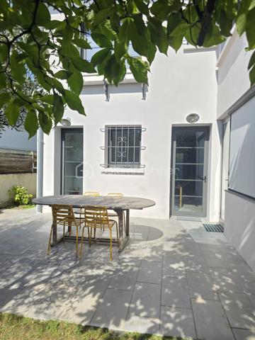 AGEN – Maison de caractère rénovée avec jardin, terrasse, balcon,5 chambres.

À Agen, découvrez cette élégante maison de ville entièrement rénovée, offrant un cadre de vie à la fois chaleureux, fonctionnel et empreint de caractère.

Édifiée sur une parcelle de 278 m², cette maison développe ses espaces sur trois niveaux et bénéficie d’une rénovation réalisée avec goût, à partir de matériaux et de prestations de qualité. 
Aucun travaux n’est à prévoir : vous n’avez plus qu’à poser vos valises.

Dès l’entrée, vous serez séduit par une belle pièce à vivre, lumineuse et conviviale, prolongée par un bureau  pouvant faire office de chambre ainsi qu’une cuisine BIASOTTO semi-ouverte, offrant une circulation agréable entre les différents espaces.
Une buanderie et un WC indépendant avec lave-mains viennent également parfaire l’organisation de la maison.

L’ensemble s’ouvre sur une terrasse et un jardin orientés sud ouest, véritable prolongements de la maison et particulièrement appréciables.

Le premier étage accueille l’espace nuit avec un dégagement desservant une  suite parentale spacieuse, composée d’une chambre, un dressing, une salle d’eau et un WC indépendant. 
2 autres chambres ainsi qu’une salle de bains avec WC  + un espace placards complètent ce niveau.

Au dernier étage, les combles aménagés offrent un espace supplémentaire particulièrement polyvalent : bureau, chambre d’appoint, espace télétravail, salle de jeux ou espace détente, à chacun de lui donner sa fonction.

La maison séduit également par ses menuiseries en aluminium, originales et soigneusement choisies, qui apportent une véritable signature architecturale au bien tout en participant à son charme et à sa luminosité.

Les atouts :
- Maison entièrement rénovée avec goût
- Matériaux et prestations de qualité
- Aucun travaux à prévoir
- 3 niveaux 
- 1 suite parentale avec s d'eau,dressing, wc indépendant, 
- 1 chambre d'appoint dans les combles aménagés
- 2 chambres avec s de bain attenante
- Bureau ou 5 ème chambre en RDC
- Cuisine semi-ouverte
- Terrasse et jardin
- Menuiseries aluminium sur mesure, au design original pour un apport de lumière optimal
-volets motorisés solaires sur les velux
- Chauffage et eau chaude au gaz de ville 
+ convecteur electrique inertie sèche ds les combles.
- Assainissement collectif : tout-à-l’égout
- Parcelle de 278 m²
- Portail motorisé avec visiophone
-Climatisation possible grâce à 2 fourreaux en attente.
-Fibre présente
-Arrosage automatique 

TAXE FONCIERE 1822 €
Une maison rare sur Agen, qui conjugue le charme d’une maison de caractère, la qualité d’une rénovation soignée et le confort d’un extérieur.