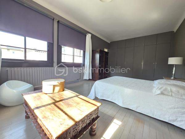 AGEN – Maison de caractère rénovée avec jardin, terrasse, balcon,5 chambres.

À Agen, découvrez cette élégante maison de ville entièrement rénovée, offrant un cadre de vie à la fois chaleureux, fonctionnel et empreint de caractère.

Édifiée sur une parcelle de 278 m², cette maison développe ses espaces sur trois niveaux et bénéficie d’une rénovation réalisée avec goût, à partir de matériaux et de prestations de qualité. 
Aucun travaux n’est à prévoir : vous n’avez plus qu’à poser vos valises.

Dès l’entrée, vous serez séduit par une belle pièce à vivre, lumineuse et conviviale, prolongée par un bureau  pouvant faire office de chambre ainsi qu’une cuisine BIASOTTO semi-ouverte, offrant une circulation agréable entre les différents espaces.
Une buanderie et un WC indépendant avec lave-mains viennent également parfaire l’organisation de la maison.

L’ensemble s’ouvre sur une terrasse et un jardin orientés sud ouest, véritable prolongements de la maison et particulièrement appréciables.

Le premier étage accueille l’espace nuit avec un dégagement desservant une  suite parentale spacieuse, composée d’une chambre, un dressing, une salle d’eau et un WC indépendant. 
2 autres chambres ainsi qu’une salle de bains avec WC  + un espace placards complètent ce niveau.

Au dernier étage, les combles aménagés offrent un espace supplémentaire particulièrement polyvalent : bureau, chambre d’appoint, espace télétravail, salle de jeux ou espace détente, à chacun de lui donner sa fonction.

La maison séduit également par ses menuiseries en aluminium, originales et soigneusement choisies, qui apportent une véritable signature architecturale au bien tout en participant à son charme et à sa luminosité.

Les atouts :
- Maison entièrement rénovée avec goût
- Matériaux et prestations de qualité
- Aucun travaux à prévoir
- 3 niveaux 
- 1 suite parentale avec s d'eau,dressing, wc indépendant, 
- 1 chambre d'appoint dans les combles aménagés
- 2 chambres avec s de bain attenante
- Bureau ou 5 ème chambre en RDC
- Cuisine semi-ouverte
- Terrasse et jardin
- Menuiseries aluminium sur mesure, au design original pour un apport de lumière optimal
-volets motorisés solaires sur les velux
- Chauffage et eau chaude au gaz de ville 
+ convecteur electrique inertie sèche ds les combles.
- Assainissement collectif : tout-à-l’égout
- Parcelle de 278 m²
- Portail motorisé avec visiophone
-Climatisation possible grâce à 2 fourreaux en attente.
-Fibre présente
-Arrosage automatique 

TAXE FONCIERE 1822 €
Une maison rare sur Agen, qui conjugue le charme d’une maison de caractère, la qualité d’une rénovation soignée et le confort d’un extérieur.