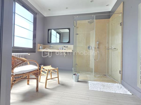 AGEN – Maison de caractère rénovée avec jardin, terrasse, balcon,5 chambres.

À Agen, découvrez cette élégante maison de ville entièrement rénovée, offrant un cadre de vie à la fois chaleureux, fonctionnel et empreint de caractère.

Édifiée sur une parcelle de 278 m², cette maison développe ses espaces sur trois niveaux et bénéficie d’une rénovation réalisée avec goût, à partir de matériaux et de prestations de qualité. 
Aucun travaux n’est à prévoir : vous n’avez plus qu’à poser vos valises.

Dès l’entrée, vous serez séduit par une belle pièce à vivre, lumineuse et conviviale, prolongée par un bureau  pouvant faire office de chambre ainsi qu’une cuisine BIASOTTO semi-ouverte, offrant une circulation agréable entre les différents espaces.
Une buanderie et un WC indépendant avec lave-mains viennent également parfaire l’organisation de la maison.

L’ensemble s’ouvre sur une terrasse et un jardin orientés sud ouest, véritable prolongements de la maison et particulièrement appréciables.

Le premier étage accueille l’espace nuit avec un dégagement desservant une  suite parentale spacieuse, composée d’une chambre, un dressing, une salle d’eau et un WC indépendant. 
2 autres chambres ainsi qu’une salle de bains avec WC  + un espace placards complètent ce niveau.

Au dernier étage, les combles aménagés offrent un espace supplémentaire particulièrement polyvalent : bureau, chambre d’appoint, espace télétravail, salle de jeux ou espace détente, à chacun de lui donner sa fonction.

La maison séduit également par ses menuiseries en aluminium, originales et soigneusement choisies, qui apportent une véritable signature architecturale au bien tout en participant à son charme et à sa luminosité.

Les atouts :
- Maison entièrement rénovée avec goût
- Matériaux et prestations de qualité
- Aucun travaux à prévoir
- 3 niveaux 
- 1 suite parentale avec s d'eau,dressing, wc indépendant, 
- 1 chambre d'appoint dans les combles aménagés
- 2 chambres avec s de bain attenante
- Bureau ou 5 ème chambre en RDC
- Cuisine semi-ouverte
- Terrasse et jardin
- Menuiseries aluminium sur mesure, au design original pour un apport de lumière optimal
-volets motorisés solaires sur les velux
- Chauffage et eau chaude au gaz de ville 
+ convecteur electrique inertie sèche ds les combles.
- Assainissement collectif : tout-à-l’égout
- Parcelle de 278 m²
- Portail motorisé avec visiophone
-Climatisation possible grâce à 2 fourreaux en attente.
-Fibre présente
-Arrosage automatique 

TAXE FONCIERE 1822 €
Une maison rare sur Agen, qui conjugue le charme d’une maison de caractère, la qualité d’une rénovation soignée et le confort d’un extérieur.