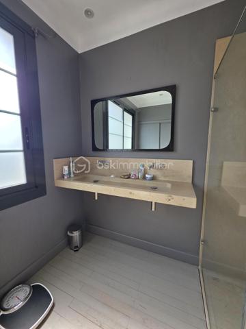 AGEN – Maison de caractère rénovée avec jardin, terrasse, balcon,5 chambres.

À Agen, découvrez cette élégante maison de ville entièrement rénovée, offrant un cadre de vie à la fois chaleureux, fonctionnel et empreint de caractère.

Édifiée sur une parcelle de 278 m², cette maison développe ses espaces sur trois niveaux et bénéficie d’une rénovation réalisée avec goût, à partir de matériaux et de prestations de qualité. 
Aucun travaux n’est à prévoir : vous n’avez plus qu’à poser vos valises.

Dès l’entrée, vous serez séduit par une belle pièce à vivre, lumineuse et conviviale, prolongée par un bureau  pouvant faire office de chambre ainsi qu’une cuisine BIASOTTO semi-ouverte, offrant une circulation agréable entre les différents espaces.
Une buanderie et un WC indépendant avec lave-mains viennent également parfaire l’organisation de la maison.

L’ensemble s’ouvre sur une terrasse et un jardin orientés sud ouest, véritable prolongements de la maison et particulièrement appréciables.

Le premier étage accueille l’espace nuit avec un dégagement desservant une  suite parentale spacieuse, composée d’une chambre, un dressing, une salle d’eau et un WC indépendant. 
2 autres chambres ainsi qu’une salle de bains avec WC  + un espace placards complètent ce niveau.

Au dernier étage, les combles aménagés offrent un espace supplémentaire particulièrement polyvalent : bureau, chambre d’appoint, espace télétravail, salle de jeux ou espace détente, à chacun de lui donner sa fonction.

La maison séduit également par ses menuiseries en aluminium, originales et soigneusement choisies, qui apportent une véritable signature architecturale au bien tout en participant à son charme et à sa luminosité.

Les atouts :
- Maison entièrement rénovée avec goût
- Matériaux et prestations de qualité
- Aucun travaux à prévoir
- 3 niveaux 
- 1 suite parentale avec s d'eau,dressing, wc indépendant, 
- 1 chambre d'appoint dans les combles aménagés
- 2 chambres avec s de bain attenante
- Bureau ou 5 ème chambre en RDC
- Cuisine semi-ouverte
- Terrasse et jardin
- Menuiseries aluminium sur mesure, au design original pour un apport de lumière optimal
-volets motorisés solaires sur les velux
- Chauffage et eau chaude au gaz de ville 
+ convecteur electrique inertie sèche ds les combles.
- Assainissement collectif : tout-à-l’égout
- Parcelle de 278 m²
- Portail motorisé avec visiophone
-Climatisation possible grâce à 2 fourreaux en attente.
-Fibre présente
-Arrosage automatique 

TAXE FONCIERE 1822 €
Une maison rare sur Agen, qui conjugue le charme d’une maison de caractère, la qualité d’une rénovation soignée et le confort d’un extérieur.