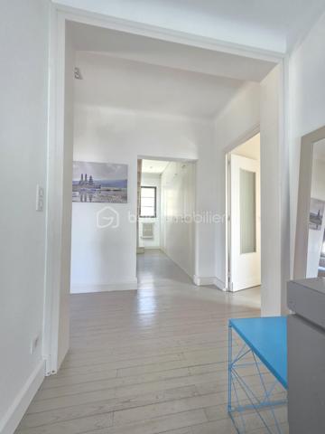 AGEN – Maison de caractère rénovée avec jardin, terrasse, balcon,5 chambres.

À Agen, découvrez cette élégante maison de ville entièrement rénovée, offrant un cadre de vie à la fois chaleureux, fonctionnel et empreint de caractère.

Édifiée sur une parcelle de 278 m², cette maison développe ses espaces sur trois niveaux et bénéficie d’une rénovation réalisée avec goût, à partir de matériaux et de prestations de qualité. 
Aucun travaux n’est à prévoir : vous n’avez plus qu’à poser vos valises.

Dès l’entrée, vous serez séduit par une belle pièce à vivre, lumineuse et conviviale, prolongée par un bureau  pouvant faire office de chambre ainsi qu’une cuisine BIASOTTO semi-ouverte, offrant une circulation agréable entre les différents espaces.
Une buanderie et un WC indépendant avec lave-mains viennent également parfaire l’organisation de la maison.

L’ensemble s’ouvre sur une terrasse et un jardin orientés sud ouest, véritable prolongements de la maison et particulièrement appréciables.

Le premier étage accueille l’espace nuit avec un dégagement desservant une  suite parentale spacieuse, composée d’une chambre, un dressing, une salle d’eau et un WC indépendant. 
2 autres chambres ainsi qu’une salle de bains avec WC  + un espace placards complètent ce niveau.

Au dernier étage, les combles aménagés offrent un espace supplémentaire particulièrement polyvalent : bureau, chambre d’appoint, espace télétravail, salle de jeux ou espace détente, à chacun de lui donner sa fonction.

La maison séduit également par ses menuiseries en aluminium, originales et soigneusement choisies, qui apportent une véritable signature architecturale au bien tout en participant à son charme et à sa luminosité.

Les atouts :
- Maison entièrement rénovée avec goût
- Matériaux et prestations de qualité
- Aucun travaux à prévoir
- 3 niveaux 
- 1 suite parentale avec s d'eau,dressing, wc indépendant, 
- 1 chambre d'appoint dans les combles aménagés
- 2 chambres avec s de bain attenante
- Bureau ou 5 ème chambre en RDC
- Cuisine semi-ouverte
- Terrasse et jardin
- Menuiseries aluminium sur mesure, au design original pour un apport de lumière optimal
-volets motorisés solaires sur les velux
- Chauffage et eau chaude au gaz de ville 
+ convecteur electrique inertie sèche ds les combles.
- Assainissement collectif : tout-à-l’égout
- Parcelle de 278 m²
- Portail motorisé avec visiophone
-Climatisation possible grâce à 2 fourreaux en attente.
-Fibre présente
-Arrosage automatique 

TAXE FONCIERE 1822 €
Une maison rare sur Agen, qui conjugue le charme d’une maison de caractère, la qualité d’une rénovation soignée et le confort d’un extérieur.