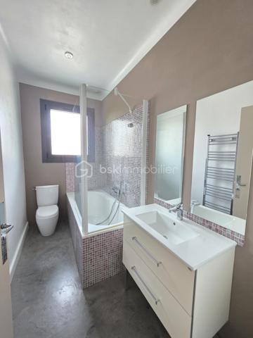 AGEN – Maison de caractère rénovée avec jardin, terrasse, balcon,5 chambres.

À Agen, découvrez cette élégante maison de ville entièrement rénovée, offrant un cadre de vie à la fois chaleureux, fonctionnel et empreint de caractère.

Édifiée sur une parcelle de 278 m², cette maison développe ses espaces sur trois niveaux et bénéficie d’une rénovation réalisée avec goût, à partir de matériaux et de prestations de qualité. 
Aucun travaux n’est à prévoir : vous n’avez plus qu’à poser vos valises.

Dès l’entrée, vous serez séduit par une belle pièce à vivre, lumineuse et conviviale, prolongée par un bureau  pouvant faire office de chambre ainsi qu’une cuisine BIASOTTO semi-ouverte, offrant une circulation agréable entre les différents espaces.
Une buanderie et un WC indépendant avec lave-mains viennent également parfaire l’organisation de la maison.

L’ensemble s’ouvre sur une terrasse et un jardin orientés sud ouest, véritable prolongements de la maison et particulièrement appréciables.

Le premier étage accueille l’espace nuit avec un dégagement desservant une  suite parentale spacieuse, composée d’une chambre, un dressing, une salle d’eau et un WC indépendant. 
2 autres chambres ainsi qu’une salle de bains avec WC  + un espace placards complètent ce niveau.

Au dernier étage, les combles aménagés offrent un espace supplémentaire particulièrement polyvalent : bureau, chambre d’appoint, espace télétravail, salle de jeux ou espace détente, à chacun de lui donner sa fonction.

La maison séduit également par ses menuiseries en aluminium, originales et soigneusement choisies, qui apportent une véritable signature architecturale au bien tout en participant à son charme et à sa luminosité.

Les atouts :
- Maison entièrement rénovée avec goût
- Matériaux et prestations de qualité
- Aucun travaux à prévoir
- 3 niveaux 
- 1 suite parentale avec s d'eau,dressing, wc indépendant, 
- 1 chambre d'appoint dans les combles aménagés
- 2 chambres avec s de bain attenante
- Bureau ou 5 ème chambre en RDC
- Cuisine semi-ouverte
- Terrasse et jardin
- Menuiseries aluminium sur mesure, au design original pour un apport de lumière optimal
-volets motorisés solaires sur les velux
- Chauffage et eau chaude au gaz de ville 
+ convecteur electrique inertie sèche ds les combles.
- Assainissement collectif : tout-à-l’égout
- Parcelle de 278 m²
- Portail motorisé avec visiophone
-Climatisation possible grâce à 2 fourreaux en attente.
-Fibre présente
-Arrosage automatique 

TAXE FONCIERE 1822 €
Une maison rare sur Agen, qui conjugue le charme d’une maison de caractère, la qualité d’une rénovation soignée et le confort d’un extérieur.