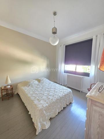 AGEN – Maison de caractère rénovée avec jardin, terrasse, balcon,5 chambres.

À Agen, découvrez cette élégante maison de ville entièrement rénovée, offrant un cadre de vie à la fois chaleureux, fonctionnel et empreint de caractère.

Édifiée sur une parcelle de 278 m², cette maison développe ses espaces sur trois niveaux et bénéficie d’une rénovation réalisée avec goût, à partir de matériaux et de prestations de qualité. 
Aucun travaux n’est à prévoir : vous n’avez plus qu’à poser vos valises.

Dès l’entrée, vous serez séduit par une belle pièce à vivre, lumineuse et conviviale, prolongée par un bureau  pouvant faire office de chambre ainsi qu’une cuisine BIASOTTO semi-ouverte, offrant une circulation agréable entre les différents espaces.
Une buanderie et un WC indépendant avec lave-mains viennent également parfaire l’organisation de la maison.

L’ensemble s’ouvre sur une terrasse et un jardin orientés sud ouest, véritable prolongements de la maison et particulièrement appréciables.

Le premier étage accueille l’espace nuit avec un dégagement desservant une  suite parentale spacieuse, composée d’une chambre, un dressing, une salle d’eau et un WC indépendant. 
2 autres chambres ainsi qu’une salle de bains avec WC  + un espace placards complètent ce niveau.

Au dernier étage, les combles aménagés offrent un espace supplémentaire particulièrement polyvalent : bureau, chambre d’appoint, espace télétravail, salle de jeux ou espace détente, à chacun de lui donner sa fonction.

La maison séduit également par ses menuiseries en aluminium, originales et soigneusement choisies, qui apportent une véritable signature architecturale au bien tout en participant à son charme et à sa luminosité.

Les atouts :
- Maison entièrement rénovée avec goût
- Matériaux et prestations de qualité
- Aucun travaux à prévoir
- 3 niveaux 
- 1 suite parentale avec s d'eau,dressing, wc indépendant, 
- 1 chambre d'appoint dans les combles aménagés
- 2 chambres avec s de bain attenante
- Bureau ou 5 ème chambre en RDC
- Cuisine semi-ouverte
- Terrasse et jardin
- Menuiseries aluminium sur mesure, au design original pour un apport de lumière optimal
-volets motorisés solaires sur les velux
- Chauffage et eau chaude au gaz de ville 
+ convecteur electrique inertie sèche ds les combles.
- Assainissement collectif : tout-à-l’égout
- Parcelle de 278 m²
- Portail motorisé avec visiophone
-Climatisation possible grâce à 2 fourreaux en attente.
-Fibre présente
-Arrosage automatique 

TAXE FONCIERE 1822 €
Une maison rare sur Agen, qui conjugue le charme d’une maison de caractère, la qualité d’une rénovation soignée et le confort d’un extérieur.