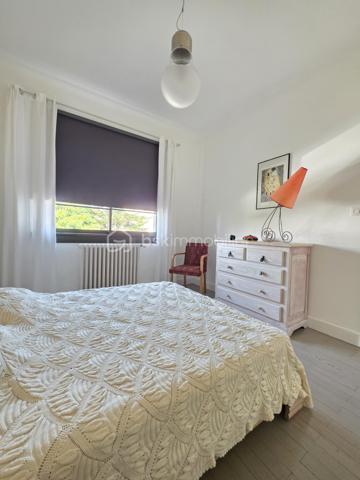 AGEN – Maison de caractère rénovée avec jardin, terrasse, balcon,5 chambres.

À Agen, découvrez cette élégante maison de ville entièrement rénovée, offrant un cadre de vie à la fois chaleureux, fonctionnel et empreint de caractère.

Édifiée sur une parcelle de 278 m², cette maison développe ses espaces sur trois niveaux et bénéficie d’une rénovation réalisée avec goût, à partir de matériaux et de prestations de qualité. 
Aucun travaux n’est à prévoir : vous n’avez plus qu’à poser vos valises.

Dès l’entrée, vous serez séduit par une belle pièce à vivre, lumineuse et conviviale, prolongée par un bureau  pouvant faire office de chambre ainsi qu’une cuisine BIASOTTO semi-ouverte, offrant une circulation agréable entre les différents espaces.
Une buanderie et un WC indépendant avec lave-mains viennent également parfaire l’organisation de la maison.

L’ensemble s’ouvre sur une terrasse et un jardin orientés sud ouest, véritable prolongements de la maison et particulièrement appréciables.

Le premier étage accueille l’espace nuit avec un dégagement desservant une  suite parentale spacieuse, composée d’une chambre, un dressing, une salle d’eau et un WC indépendant. 
2 autres chambres ainsi qu’une salle de bains avec WC  + un espace placards complètent ce niveau.

Au dernier étage, les combles aménagés offrent un espace supplémentaire particulièrement polyvalent : bureau, chambre d’appoint, espace télétravail, salle de jeux ou espace détente, à chacun de lui donner sa fonction.

La maison séduit également par ses menuiseries en aluminium, originales et soigneusement choisies, qui apportent une véritable signature architecturale au bien tout en participant à son charme et à sa luminosité.

Les atouts :
- Maison entièrement rénovée avec goût
- Matériaux et prestations de qualité
- Aucun travaux à prévoir
- 3 niveaux 
- 1 suite parentale avec s d'eau,dressing, wc indépendant, 
- 1 chambre d'appoint dans les combles aménagés
- 2 chambres avec s de bain attenante
- Bureau ou 5 ème chambre en RDC
- Cuisine semi-ouverte
- Terrasse et jardin
- Menuiseries aluminium sur mesure, au design original pour un apport de lumière optimal
-volets motorisés solaires sur les velux
- Chauffage et eau chaude au gaz de ville 
+ convecteur electrique inertie sèche ds les combles.
- Assainissement collectif : tout-à-l’égout
- Parcelle de 278 m²
- Portail motorisé avec visiophone
-Climatisation possible grâce à 2 fourreaux en attente.
-Fibre présente
-Arrosage automatique 

TAXE FONCIERE 1822 €
Une maison rare sur Agen, qui conjugue le charme d’une maison de caractère, la qualité d’une rénovation soignée et le confort d’un extérieur.