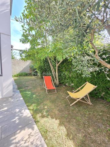 AGEN – Maison de caractère rénovée avec jardin, terrasse, balcon,5 chambres.

À Agen, découvrez cette élégante maison de ville entièrement rénovée, offrant un cadre de vie à la fois chaleureux, fonctionnel et empreint de caractère.

Édifiée sur une parcelle de 278 m², cette maison développe ses espaces sur trois niveaux et bénéficie d’une rénovation réalisée avec goût, à partir de matériaux et de prestations de qualité. 
Aucun travaux n’est à prévoir : vous n’avez plus qu’à poser vos valises.

Dès l’entrée, vous serez séduit par une belle pièce à vivre, lumineuse et conviviale, prolongée par un bureau  pouvant faire office de chambre ainsi qu’une cuisine BIASOTTO semi-ouverte, offrant une circulation agréable entre les différents espaces.
Une buanderie et un WC indépendant avec lave-mains viennent également parfaire l’organisation de la maison.

L’ensemble s’ouvre sur une terrasse et un jardin orientés sud ouest, véritable prolongements de la maison et particulièrement appréciables.

Le premier étage accueille l’espace nuit avec un dégagement desservant une  suite parentale spacieuse, composée d’une chambre, un dressing, une salle d’eau et un WC indépendant. 
2 autres chambres ainsi qu’une salle de bains avec WC  + un espace placards complètent ce niveau.

Au dernier étage, les combles aménagés offrent un espace supplémentaire particulièrement polyvalent : bureau, chambre d’appoint, espace télétravail, salle de jeux ou espace détente, à chacun de lui donner sa fonction.

La maison séduit également par ses menuiseries en aluminium, originales et soigneusement choisies, qui apportent une véritable signature architecturale au bien tout en participant à son charme et à sa luminosité.

Les atouts :
- Maison entièrement rénovée avec goût
- Matériaux et prestations de qualité
- Aucun travaux à prévoir
- 3 niveaux 
- 1 suite parentale avec s d'eau,dressing, wc indépendant, 
- 1 chambre d'appoint dans les combles aménagés
- 2 chambres avec s de bain attenante
- Bureau ou 5 ème chambre en RDC
- Cuisine semi-ouverte
- Terrasse et jardin
- Menuiseries aluminium sur mesure, au design original pour un apport de lumière optimal
-volets motorisés solaires sur les velux
- Chauffage et eau chaude au gaz de ville 
+ convecteur electrique inertie sèche ds les combles.
- Assainissement collectif : tout-à-l’égout
- Parcelle de 278 m²
- Portail motorisé avec visiophone
-Climatisation possible grâce à 2 fourreaux en attente.
-Fibre présente
-Arrosage automatique 

TAXE FONCIERE 1822 €
Une maison rare sur Agen, qui conjugue le charme d’une maison de caractère, la qualité d’une rénovation soignée et le confort d’un extérieur.