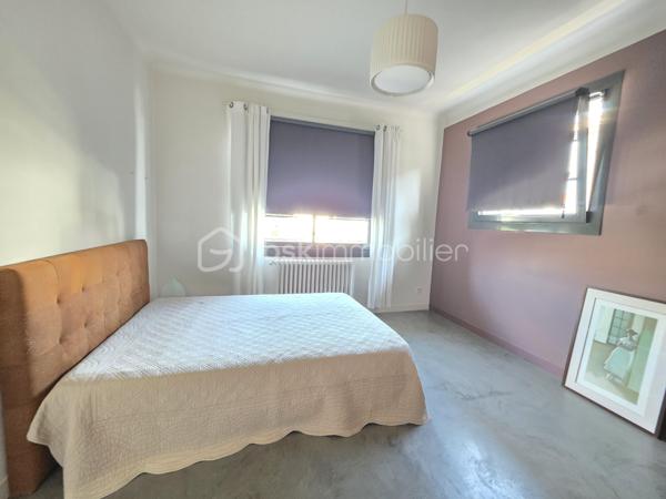 AGEN – Maison de caractère rénovée avec jardin, terrasse, balcon,5 chambres.

À Agen, découvrez cette élégante maison de ville entièrement rénovée, offrant un cadre de vie à la fois chaleureux, fonctionnel et empreint de caractère.

Édifiée sur une parcelle de 278 m², cette maison développe ses espaces sur trois niveaux et bénéficie d’une rénovation réalisée avec goût, à partir de matériaux et de prestations de qualité. 
Aucun travaux n’est à prévoir : vous n’avez plus qu’à poser vos valises.

Dès l’entrée, vous serez séduit par une belle pièce à vivre, lumineuse et conviviale, prolongée par un bureau  pouvant faire office de chambre ainsi qu’une cuisine BIASOTTO semi-ouverte, offrant une circulation agréable entre les différents espaces.
Une buanderie et un WC indépendant avec lave-mains viennent également parfaire l’organisation de la maison.

L’ensemble s’ouvre sur une terrasse et un jardin orientés sud ouest, véritable prolongements de la maison et particulièrement appréciables.

Le premier étage accueille l’espace nuit avec un dégagement desservant une  suite parentale spacieuse, composée d’une chambre, un dressing, une salle d’eau et un WC indépendant. 
2 autres chambres ainsi qu’une salle de bains avec WC  + un espace placards complètent ce niveau.

Au dernier étage, les combles aménagés offrent un espace supplémentaire particulièrement polyvalent : bureau, chambre d’appoint, espace télétravail, salle de jeux ou espace détente, à chacun de lui donner sa fonction.

La maison séduit également par ses menuiseries en aluminium, originales et soigneusement choisies, qui apportent une véritable signature architecturale au bien tout en participant à son charme et à sa luminosité.

Les atouts :
- Maison entièrement rénovée avec goût
- Matériaux et prestations de qualité
- Aucun travaux à prévoir
- 3 niveaux 
- 1 suite parentale avec s d'eau,dressing, wc indépendant, 
- 1 chambre d'appoint dans les combles aménagés
- 2 chambres avec s de bain attenante
- Bureau ou 5 ème chambre en RDC
- Cuisine semi-ouverte
- Terrasse et jardin
- Menuiseries aluminium sur mesure, au design original pour un apport de lumière optimal
-volets motorisés solaires sur les velux
- Chauffage et eau chaude au gaz de ville 
+ convecteur electrique inertie sèche ds les combles.
- Assainissement collectif : tout-à-l’égout
- Parcelle de 278 m²
- Portail motorisé avec visiophone
-Climatisation possible grâce à 2 fourreaux en attente.
-Fibre présente
-Arrosage automatique 

TAXE FONCIERE 1822 €
Une maison rare sur Agen, qui conjugue le charme d’une maison de caractère, la qualité d’une rénovation soignée et le confort d’un extérieur.