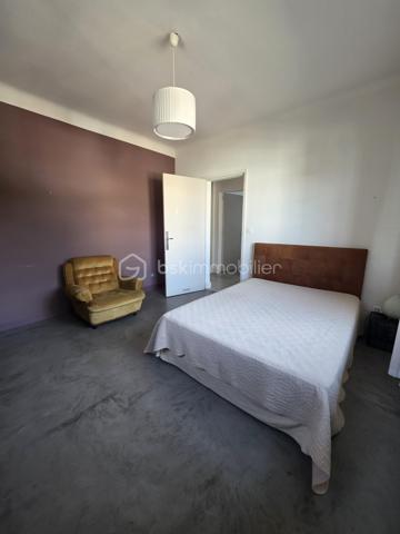 AGEN – Maison de caractère rénovée avec jardin, terrasse, balcon,5 chambres.

À Agen, découvrez cette élégante maison de ville entièrement rénovée, offrant un cadre de vie à la fois chaleureux, fonctionnel et empreint de caractère.

Édifiée sur une parcelle de 278 m², cette maison développe ses espaces sur trois niveaux et bénéficie d’une rénovation réalisée avec goût, à partir de matériaux et de prestations de qualité. 
Aucun travaux n’est à prévoir : vous n’avez plus qu’à poser vos valises.

Dès l’entrée, vous serez séduit par une belle pièce à vivre, lumineuse et conviviale, prolongée par un bureau  pouvant faire office de chambre ainsi qu’une cuisine BIASOTTO semi-ouverte, offrant une circulation agréable entre les différents espaces.
Une buanderie et un WC indépendant avec lave-mains viennent également parfaire l’organisation de la maison.

L’ensemble s’ouvre sur une terrasse et un jardin orientés sud ouest, véritable prolongements de la maison et particulièrement appréciables.

Le premier étage accueille l’espace nuit avec un dégagement desservant une  suite parentale spacieuse, composée d’une chambre, un dressing, une salle d’eau et un WC indépendant. 
2 autres chambres ainsi qu’une salle de bains avec WC  + un espace placards complètent ce niveau.

Au dernier étage, les combles aménagés offrent un espace supplémentaire particulièrement polyvalent : bureau, chambre d’appoint, espace télétravail, salle de jeux ou espace détente, à chacun de lui donner sa fonction.

La maison séduit également par ses menuiseries en aluminium, originales et soigneusement choisies, qui apportent une véritable signature architecturale au bien tout en participant à son charme et à sa luminosité.

Les atouts :
- Maison entièrement rénovée avec goût
- Matériaux et prestations de qualité
- Aucun travaux à prévoir
- 3 niveaux 
- 1 suite parentale avec s d'eau,dressing, wc indépendant, 
- 1 chambre d'appoint dans les combles aménagés
- 2 chambres avec s de bain attenante
- Bureau ou 5 ème chambre en RDC
- Cuisine semi-ouverte
- Terrasse et jardin
- Menuiseries aluminium sur mesure, au design original pour un apport de lumière optimal
-volets motorisés solaires sur les velux
- Chauffage et eau chaude au gaz de ville 
+ convecteur electrique inertie sèche ds les combles.
- Assainissement collectif : tout-à-l’égout
- Parcelle de 278 m²
- Portail motorisé avec visiophone
-Climatisation possible grâce à 2 fourreaux en attente.
-Fibre présente
-Arrosage automatique 

TAXE FONCIERE 1822 €
Une maison rare sur Agen, qui conjugue le charme d’une maison de caractère, la qualité d’une rénovation soignée et le confort d’un extérieur.