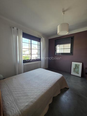 AGEN – Maison de caractère rénovée avec jardin, terrasse, balcon,5 chambres.

À Agen, découvrez cette élégante maison de ville entièrement rénovée, offrant un cadre de vie à la fois chaleureux, fonctionnel et empreint de caractère.

Édifiée sur une parcelle de 278 m², cette maison développe ses espaces sur trois niveaux et bénéficie d’une rénovation réalisée avec goût, à partir de matériaux et de prestations de qualité. 
Aucun travaux n’est à prévoir : vous n’avez plus qu’à poser vos valises.

Dès l’entrée, vous serez séduit par une belle pièce à vivre, lumineuse et conviviale, prolongée par un bureau  pouvant faire office de chambre ainsi qu’une cuisine BIASOTTO semi-ouverte, offrant une circulation agréable entre les différents espaces.
Une buanderie et un WC indépendant avec lave-mains viennent également parfaire l’organisation de la maison.

L’ensemble s’ouvre sur une terrasse et un jardin orientés sud ouest, véritable prolongements de la maison et particulièrement appréciables.

Le premier étage accueille l’espace nuit avec un dégagement desservant une  suite parentale spacieuse, composée d’une chambre, un dressing, une salle d’eau et un WC indépendant. 
2 autres chambres ainsi qu’une salle de bains avec WC  + un espace placards complètent ce niveau.

Au dernier étage, les combles aménagés offrent un espace supplémentaire particulièrement polyvalent : bureau, chambre d’appoint, espace télétravail, salle de jeux ou espace détente, à chacun de lui donner sa fonction.

La maison séduit également par ses menuiseries en aluminium, originales et soigneusement choisies, qui apportent une véritable signature architecturale au bien tout en participant à son charme et à sa luminosité.

Les atouts :
- Maison entièrement rénovée avec goût
- Matériaux et prestations de qualité
- Aucun travaux à prévoir
- 3 niveaux 
- 1 suite parentale avec s d'eau,dressing, wc indépendant, 
- 1 chambre d'appoint dans les combles aménagés
- 2 chambres avec s de bain attenante
- Bureau ou 5 ème chambre en RDC
- Cuisine semi-ouverte
- Terrasse et jardin
- Menuiseries aluminium sur mesure, au design original pour un apport de lumière optimal
-volets motorisés solaires sur les velux
- Chauffage et eau chaude au gaz de ville 
+ convecteur electrique inertie sèche ds les combles.
- Assainissement collectif : tout-à-l’égout
- Parcelle de 278 m²
- Portail motorisé avec visiophone
-Climatisation possible grâce à 2 fourreaux en attente.
-Fibre présente
-Arrosage automatique 

TAXE FONCIERE 1822 €
Une maison rare sur Agen, qui conjugue le charme d’une maison de caractère, la qualité d’une rénovation soignée et le confort d’un extérieur.