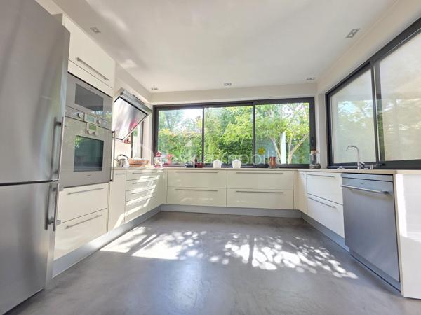 AGEN – Maison de caractère rénovée avec jardin, terrasse, balcon,5 chambres.

À Agen, découvrez cette élégante maison de ville entièrement rénovée, offrant un cadre de vie à la fois chaleureux, fonctionnel et empreint de caractère.

Édifiée sur une parcelle de 278 m², cette maison développe ses espaces sur trois niveaux et bénéficie d’une rénovation réalisée avec goût, à partir de matériaux et de prestations de qualité. 
Aucun travaux n’est à prévoir : vous n’avez plus qu’à poser vos valises.

Dès l’entrée, vous serez séduit par une belle pièce à vivre, lumineuse et conviviale, prolongée par un bureau  pouvant faire office de chambre ainsi qu’une cuisine BIASOTTO semi-ouverte, offrant une circulation agréable entre les différents espaces.
Une buanderie et un WC indépendant avec lave-mains viennent également parfaire l’organisation de la maison.

L’ensemble s’ouvre sur une terrasse et un jardin orientés sud ouest, véritable prolongements de la maison et particulièrement appréciables.

Le premier étage accueille l’espace nuit avec un dégagement desservant une  suite parentale spacieuse, composée d’une chambre, un dressing, une salle d’eau et un WC indépendant. 
2 autres chambres ainsi qu’une salle de bains avec WC  + un espace placards complètent ce niveau.

Au dernier étage, les combles aménagés offrent un espace supplémentaire particulièrement polyvalent : bureau, chambre d’appoint, espace télétravail, salle de jeux ou espace détente, à chacun de lui donner sa fonction.

La maison séduit également par ses menuiseries en aluminium, originales et soigneusement choisies, qui apportent une véritable signature architecturale au bien tout en participant à son charme et à sa luminosité.

Les atouts :
- Maison entièrement rénovée avec goût
- Matériaux et prestations de qualité
- Aucun travaux à prévoir
- 3 niveaux 
- 1 suite parentale avec s d'eau,dressing, wc indépendant, 
- 1 chambre d'appoint dans les combles aménagés
- 2 chambres avec s de bain attenante
- Bureau ou 5 ème chambre en RDC
- Cuisine semi-ouverte
- Terrasse et jardin
- Menuiseries aluminium sur mesure, au design original pour un apport de lumière optimal
-volets motorisés solaires sur les velux
- Chauffage et eau chaude au gaz de ville 
+ convecteur electrique inertie sèche ds les combles.
- Assainissement collectif : tout-à-l’égout
- Parcelle de 278 m²
- Portail motorisé avec visiophone
-Climatisation possible grâce à 2 fourreaux en attente.
-Fibre présente
-Arrosage automatique 

TAXE FONCIERE 1822 €
Une maison rare sur Agen, qui conjugue le charme d’une maison de caractère, la qualité d’une rénovation soignée et le confort d’un extérieur.