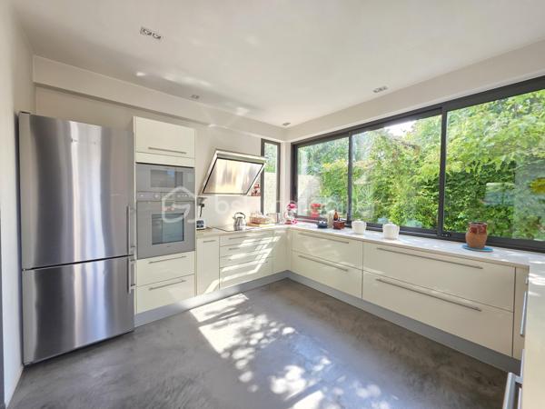 AGEN – Maison de caractère rénovée avec jardin, terrasse, balcon,5 chambres.

À Agen, découvrez cette élégante maison de ville entièrement rénovée, offrant un cadre de vie à la fois chaleureux, fonctionnel et empreint de caractère.

Édifiée sur une parcelle de 278 m², cette maison développe ses espaces sur trois niveaux et bénéficie d’une rénovation réalisée avec goût, à partir de matériaux et de prestations de qualité. 
Aucun travaux n’est à prévoir : vous n’avez plus qu’à poser vos valises.

Dès l’entrée, vous serez séduit par une belle pièce à vivre, lumineuse et conviviale, prolongée par un bureau  pouvant faire office de chambre ainsi qu’une cuisine BIASOTTO semi-ouverte, offrant une circulation agréable entre les différents espaces.
Une buanderie et un WC indépendant avec lave-mains viennent également parfaire l’organisation de la maison.

L’ensemble s’ouvre sur une terrasse et un jardin orientés sud ouest, véritable prolongements de la maison et particulièrement appréciables.

Le premier étage accueille l’espace nuit avec un dégagement desservant une  suite parentale spacieuse, composée d’une chambre, un dressing, une salle d’eau et un WC indépendant. 
2 autres chambres ainsi qu’une salle de bains avec WC  + un espace placards complètent ce niveau.

Au dernier étage, les combles aménagés offrent un espace supplémentaire particulièrement polyvalent : bureau, chambre d’appoint, espace télétravail, salle de jeux ou espace détente, à chacun de lui donner sa fonction.

La maison séduit également par ses menuiseries en aluminium, originales et soigneusement choisies, qui apportent une véritable signature architecturale au bien tout en participant à son charme et à sa luminosité.

Les atouts :
- Maison entièrement rénovée avec goût
- Matériaux et prestations de qualité
- Aucun travaux à prévoir
- 3 niveaux 
- 1 suite parentale avec s d'eau,dressing, wc indépendant, 
- 1 chambre d'appoint dans les combles aménagés
- 2 chambres avec s de bain attenante
- Bureau ou 5 ème chambre en RDC
- Cuisine semi-ouverte
- Terrasse et jardin
- Menuiseries aluminium sur mesure, au design original pour un apport de lumière optimal
-volets motorisés solaires sur les velux
- Chauffage et eau chaude au gaz de ville 
+ convecteur electrique inertie sèche ds les combles.
- Assainissement collectif : tout-à-l’égout
- Parcelle de 278 m²
- Portail motorisé avec visiophone
-Climatisation possible grâce à 2 fourreaux en attente.
-Fibre présente
-Arrosage automatique 

TAXE FONCIERE 1822 €
Une maison rare sur Agen, qui conjugue le charme d’une maison de caractère, la qualité d’une rénovation soignée et le confort d’un extérieur.