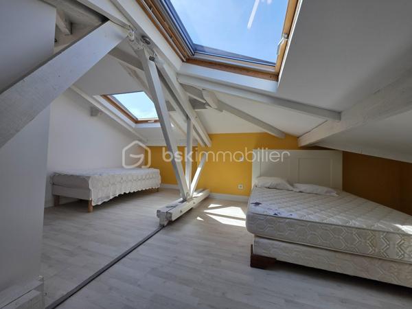 AGEN – Maison de caractère rénovée avec jardin, terrasse, balcon,5 chambres.

À Agen, découvrez cette élégante maison de ville entièrement rénovée, offrant un cadre de vie à la fois chaleureux, fonctionnel et empreint de caractère.

Édifiée sur une parcelle de 278 m², cette maison développe ses espaces sur trois niveaux et bénéficie d’une rénovation réalisée avec goût, à partir de matériaux et de prestations de qualité. 
Aucun travaux n’est à prévoir : vous n’avez plus qu’à poser vos valises.

Dès l’entrée, vous serez séduit par une belle pièce à vivre, lumineuse et conviviale, prolongée par un bureau  pouvant faire office de chambre ainsi qu’une cuisine BIASOTTO semi-ouverte, offrant une circulation agréable entre les différents espaces.
Une buanderie et un WC indépendant avec lave-mains viennent également parfaire l’organisation de la maison.

L’ensemble s’ouvre sur une terrasse et un jardin orientés sud ouest, véritable prolongements de la maison et particulièrement appréciables.

Le premier étage accueille l’espace nuit avec un dégagement desservant une  suite parentale spacieuse, composée d’une chambre, un dressing, une salle d’eau et un WC indépendant. 
2 autres chambres ainsi qu’une salle de bains avec WC  + un espace placards complètent ce niveau.

Au dernier étage, les combles aménagés offrent un espace supplémentaire particulièrement polyvalent : bureau, chambre d’appoint, espace télétravail, salle de jeux ou espace détente, à chacun de lui donner sa fonction.

La maison séduit également par ses menuiseries en aluminium, originales et soigneusement choisies, qui apportent une véritable signature architecturale au bien tout en participant à son charme et à sa luminosité.

Les atouts :
- Maison entièrement rénovée avec goût
- Matériaux et prestations de qualité
- Aucun travaux à prévoir
- 3 niveaux 
- 1 suite parentale avec s d'eau,dressing, wc indépendant, 
- 1 chambre d'appoint dans les combles aménagés
- 2 chambres avec s de bain attenante
- Bureau ou 5 ème chambre en RDC
- Cuisine semi-ouverte
- Terrasse et jardin
- Menuiseries aluminium sur mesure, au design original pour un apport de lumière optimal
-volets motorisés solaires sur les velux
- Chauffage et eau chaude au gaz de ville 
+ convecteur electrique inertie sèche ds les combles.
- Assainissement collectif : tout-à-l’égout
- Parcelle de 278 m²
- Portail motorisé avec visiophone
-Climatisation possible grâce à 2 fourreaux en attente.
-Fibre présente
-Arrosage automatique 

TAXE FONCIERE 1822 €
Une maison rare sur Agen, qui conjugue le charme d’une maison de caractère, la qualité d’une rénovation soignée et le confort d’un extérieur.