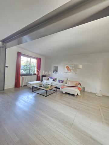 AGEN – Maison de caractère rénovée avec jardin, terrasse, balcon,5 chambres.

À Agen, découvrez cette élégante maison de ville entièrement rénovée, offrant un cadre de vie à la fois chaleureux, fonctionnel et empreint de caractère.

Édifiée sur une parcelle de 278 m², cette maison développe ses espaces sur trois niveaux et bénéficie d’une rénovation réalisée avec goût, à partir de matériaux et de prestations de qualité. 
Aucun travaux n’est à prévoir : vous n’avez plus qu’à poser vos valises.

Dès l’entrée, vous serez séduit par une belle pièce à vivre, lumineuse et conviviale, prolongée par un bureau  pouvant faire office de chambre ainsi qu’une cuisine BIASOTTO semi-ouverte, offrant une circulation agréable entre les différents espaces.
Une buanderie et un WC indépendant avec lave-mains viennent également parfaire l’organisation de la maison.

L’ensemble s’ouvre sur une terrasse et un jardin orientés sud ouest, véritable prolongements de la maison et particulièrement appréciables.

Le premier étage accueille l’espace nuit avec un dégagement desservant une  suite parentale spacieuse, composée d’une chambre, un dressing, une salle d’eau et un WC indépendant. 
2 autres chambres ainsi qu’une salle de bains avec WC  + un espace placards complètent ce niveau.

Au dernier étage, les combles aménagés offrent un espace supplémentaire particulièrement polyvalent : bureau, chambre d’appoint, espace télétravail, salle de jeux ou espace détente, à chacun de lui donner sa fonction.

La maison séduit également par ses menuiseries en aluminium, originales et soigneusement choisies, qui apportent une véritable signature architecturale au bien tout en participant à son charme et à sa luminosité.

Les atouts :
- Maison entièrement rénovée avec goût
- Matériaux et prestations de qualité
- Aucun travaux à prévoir
- 3 niveaux 
- 1 suite parentale avec s d'eau,dressing, wc indépendant, 
- 1 chambre d'appoint dans les combles aménagés
- 2 chambres avec s de bain attenante
- Bureau ou 5 ème chambre en RDC
- Cuisine semi-ouverte
- Terrasse et jardin
- Menuiseries aluminium sur mesure, au design original pour un apport de lumière optimal
-volets motorisés solaires sur les velux
- Chauffage et eau chaude au gaz de ville 
+ convecteur electrique inertie sèche ds les combles.
- Assainissement collectif : tout-à-l’égout
- Parcelle de 278 m²
- Portail motorisé avec visiophone
-Climatisation possible grâce à 2 fourreaux en attente.
-Fibre présente
-Arrosage automatique 

TAXE FONCIERE 1822 €
Une maison rare sur Agen, qui conjugue le charme d’une maison de caractère, la qualité d’une rénovation soignée et le confort d’un extérieur.