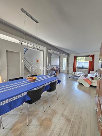 AGEN – Maison de caractère rénovée avec jardin, terrasse, balcon,5 chambres.

À Agen, découvrez cette élégante maison de ville entièrement rénovée, offrant un cadre de vie à la fois chaleureux, fonctionnel et empreint de caractère.

Édifiée sur une parcelle de 278 m², cette maison développe ses espaces sur trois niveaux et bénéficie d’une rénovation réalisée avec goût, à partir de matériaux et de prestations de qualité. 
Aucun travaux n’est à prévoir : vous n’avez plus qu’à poser vos valises.

Dès l’entrée, vous serez séduit par une belle pièce à vivre, lumineuse et conviviale, prolongée par un bureau  pouvant faire office de chambre ainsi qu’une cuisine BIASOTTO semi-ouverte, offrant une circulation agréable entre les différents espaces.
Une buanderie et un WC indépendant avec lave-mains viennent également parfaire l’organisation de la maison.

L’ensemble s’ouvre sur une terrasse et un jardin orientés sud ouest, véritable prolongements de la maison et particulièrement appréciables.

Le premier étage accueille l’espace nuit avec un dégagement desservant une  suite parentale spacieuse, composée d’une chambre, un dressing, une salle d’eau et un WC indépendant. 
2 autres chambres ainsi qu’une salle de bains avec WC  + un espace placards complètent ce niveau.

Au dernier étage, les combles aménagés offrent un espace supplémentaire particulièrement polyvalent : bureau, chambre d’appoint, espace télétravail, salle de jeux ou espace détente, à chacun de lui donner sa fonction.

La maison séduit également par ses menuiseries en aluminium, originales et soigneusement choisies, qui apportent une véritable signature architecturale au bien tout en participant à son charme et à sa luminosité.

Les atouts :
- Maison entièrement rénovée avec goût
- Matériaux et prestations de qualité
- Aucun travaux à prévoir
- 3 niveaux 
- 1 suite parentale avec s d'eau,dressing, wc indépendant, 
- 1 chambre d'appoint dans les combles aménagés
- 2 chambres avec s de bain attenante
- Bureau ou 5 ème chambre en RDC
- Cuisine semi-ouverte
- Terrasse et jardin
- Menuiseries aluminium sur mesure, au design original pour un apport de lumière optimal
-volets motorisés solaires sur les velux
- Chauffage et eau chaude au gaz de ville 
+ convecteur electrique inertie sèche ds les combles.
- Assainissement collectif : tout-à-l’égout
- Parcelle de 278 m²
- Portail motorisé avec visiophone
-Climatisation possible grâce à 2 fourreaux en attente.
-Fibre présente
-Arrosage automatique 

TAXE FONCIERE 1822 €
Une maison rare sur Agen, qui conjugue le charme d’une maison de caractère, la qualité d’une rénovation soignée et le confort d’un extérieur.