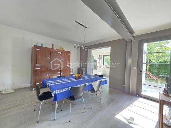AGEN – Maison de caractère rénovée avec jardin, terrasse, balcon,5 chambres.

À Agen, découvrez cette élégante maison de ville entièrement rénovée, offrant un cadre de vie à la fois chaleureux, fonctionnel et empreint de caractère.

Édifiée sur une parcelle de 278 m², cette maison développe ses espaces sur trois niveaux et bénéficie d’une rénovation réalisée avec goût, à partir de matériaux et de prestations de qualité. 
Aucun travaux n’est à prévoir : vous n’avez plus qu’à poser vos valises.

Dès l’entrée, vous serez séduit par une belle pièce à vivre, lumineuse et conviviale, prolongée par un bureau  pouvant faire office de chambre ainsi qu’une cuisine BIASOTTO semi-ouverte, offrant une circulation agréable entre les différents espaces.
Une buanderie et un WC indépendant avec lave-mains viennent également parfaire l’organisation de la maison.

L’ensemble s’ouvre sur une terrasse et un jardin orientés sud ouest, véritable prolongements de la maison et particulièrement appréciables.

Le premier étage accueille l’espace nuit avec un dégagement desservant une  suite parentale spacieuse, composée d’une chambre, un dressing, une salle d’eau et un WC indépendant. 
2 autres chambres ainsi qu’une salle de bains avec WC  + un espace placards complètent ce niveau.

Au dernier étage, les combles aménagés offrent un espace supplémentaire particulièrement polyvalent : bureau, chambre d’appoint, espace télétravail, salle de jeux ou espace détente, à chacun de lui donner sa fonction.

La maison séduit également par ses menuiseries en aluminium, originales et soigneusement choisies, qui apportent une véritable signature architecturale au bien tout en participant à son charme et à sa luminosité.

Les atouts :
- Maison entièrement rénovée avec goût
- Matériaux et prestations de qualité
- Aucun travaux à prévoir
- 3 niveaux 
- 1 suite parentale avec s d'eau,dressing, wc indépendant, 
- 1 chambre d'appoint dans les combles aménagés
- 2 chambres avec s de bain attenante
- Bureau ou 5 ème chambre en RDC
- Cuisine semi-ouverte
- Terrasse et jardin
- Menuiseries aluminium sur mesure, au design original pour un apport de lumière optimal
-volets motorisés solaires sur les velux
- Chauffage et eau chaude au gaz de ville 
+ convecteur electrique inertie sèche ds les combles.
- Assainissement collectif : tout-à-l’égout
- Parcelle de 278 m²
- Portail motorisé avec visiophone
-Climatisation possible grâce à 2 fourreaux en attente.
-Fibre présente
-Arrosage automatique 

TAXE FONCIERE 1822 €
Une maison rare sur Agen, qui conjugue le charme d’une maison de caractère, la qualité d’une rénovation soignée et le confort d’un extérieur.