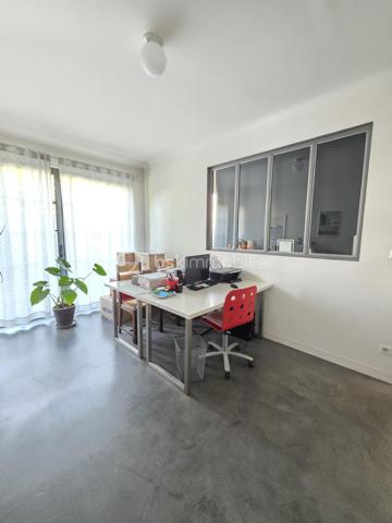AGEN – Maison de caractère rénovée avec jardin, terrasse, balcon,5 chambres.

À Agen, découvrez cette élégante maison de ville entièrement rénovée, offrant un cadre de vie à la fois chaleureux, fonctionnel et empreint de caractère.

Édifiée sur une parcelle de 278 m², cette maison développe ses espaces sur trois niveaux et bénéficie d’une rénovation réalisée avec goût, à partir de matériaux et de prestations de qualité. 
Aucun travaux n’est à prévoir : vous n’avez plus qu’à poser vos valises.

Dès l’entrée, vous serez séduit par une belle pièce à vivre, lumineuse et conviviale, prolongée par un bureau  pouvant faire office de chambre ainsi qu’une cuisine BIASOTTO semi-ouverte, offrant une circulation agréable entre les différents espaces.
Une buanderie et un WC indépendant avec lave-mains viennent également parfaire l’organisation de la maison.

L’ensemble s’ouvre sur une terrasse et un jardin orientés sud ouest, véritable prolongements de la maison et particulièrement appréciables.

Le premier étage accueille l’espace nuit avec un dégagement desservant une  suite parentale spacieuse, composée d’une chambre, un dressing, une salle d’eau et un WC indépendant. 
2 autres chambres ainsi qu’une salle de bains avec WC  + un espace placards complètent ce niveau.

Au dernier étage, les combles aménagés offrent un espace supplémentaire particulièrement polyvalent : bureau, chambre d’appoint, espace télétravail, salle de jeux ou espace détente, à chacun de lui donner sa fonction.

La maison séduit également par ses menuiseries en aluminium, originales et soigneusement choisies, qui apportent une véritable signature architecturale au bien tout en participant à son charme et à sa luminosité.

Les atouts :
- Maison entièrement rénovée avec goût
- Matériaux et prestations de qualité
- Aucun travaux à prévoir
- 3 niveaux 
- 1 suite parentale avec s d'eau,dressing, wc indépendant, 
- 1 chambre d'appoint dans les combles aménagés
- 2 chambres avec s de bain attenante
- Bureau ou 5 ème chambre en RDC
- Cuisine semi-ouverte
- Terrasse et jardin
- Menuiseries aluminium sur mesure, au design original pour un apport de lumière optimal
-volets motorisés solaires sur les velux
- Chauffage et eau chaude au gaz de ville 
+ convecteur electrique inertie sèche ds les combles.
- Assainissement collectif : tout-à-l’égout
- Parcelle de 278 m²
- Portail motorisé avec visiophone
-Climatisation possible grâce à 2 fourreaux en attente.
-Fibre présente
-Arrosage automatique 

TAXE FONCIERE 1822 €
Une maison rare sur Agen, qui conjugue le charme d’une maison de caractère, la qualité d’une rénovation soignée et le confort d’un extérieur.