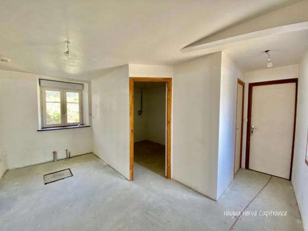 A vendre - Maison mitoyenne de 135 m² à finir à rénover avec jardin, garage et grenier, proche Saint Lo