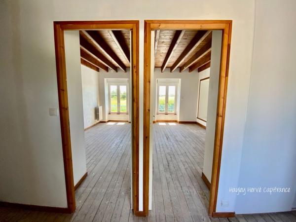 A vendre - Maison mitoyenne de 135 m² à finir à rénover avec jardin, garage et grenier, proche Saint Lo