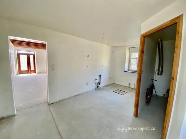 A vendre - Maison mitoyenne de 135 m² à finir à rénover avec jardin, garage et grenier, proche Saint Lo