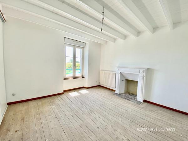 A vendre - Maison mitoyenne de 135 m² à finir à rénover avec jardin, garage et grenier, proche Saint Lo