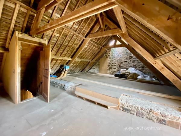 A vendre - Maison mitoyenne de 135 m² à finir à rénover avec jardin, garage et grenier, proche Saint Lo