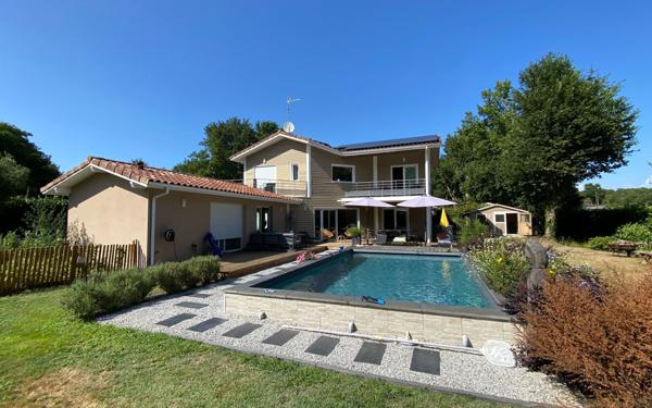 Maison à vendre    5 pièces •  Azur