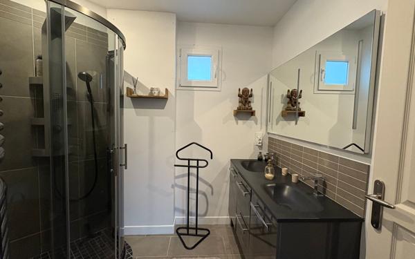 Maison à vendre    5 pièces •  Azur