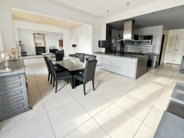 AJACCIO (20), centre ville à proximité immédiate du cours Napoléon, bel appartement T5 de 155m2 avec balcons