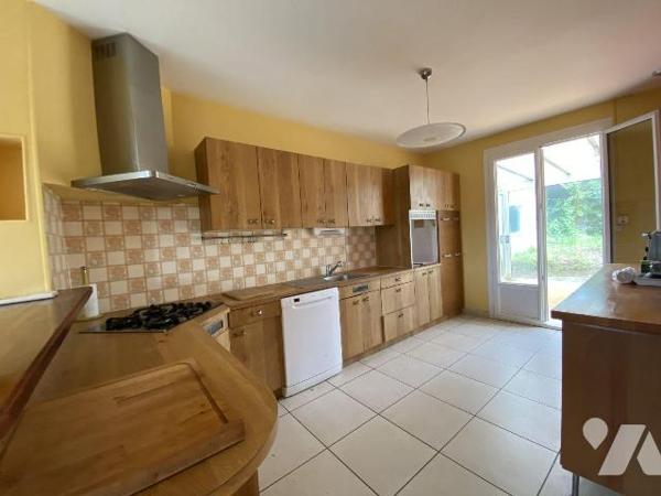 Idéalement située à deux pas du centre-bourg du Relecq-Kerhuon, cette maison de plain-pied vous...